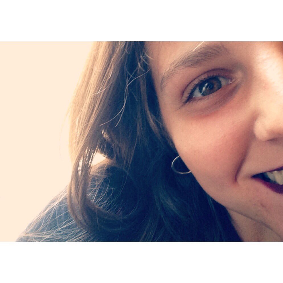 La chica que ríe por todo y llora por nada.. 🌓✨