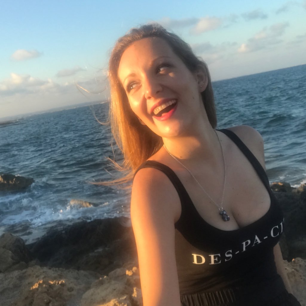 Enamorada de la música, enamorada de la vida, enamorada de ti. Blogger. No dejes que el pasado te diga quien eres, deja que te diga quien seras...