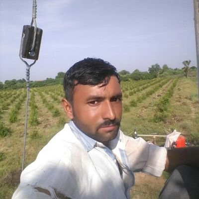 सीढ़ियाँ उन्हे मुबाराक जिन्हें छत पर जाना हो…मेरी मंज़िल तो आसमाँ है..मुझे रास्ता खुद बनाना है॥