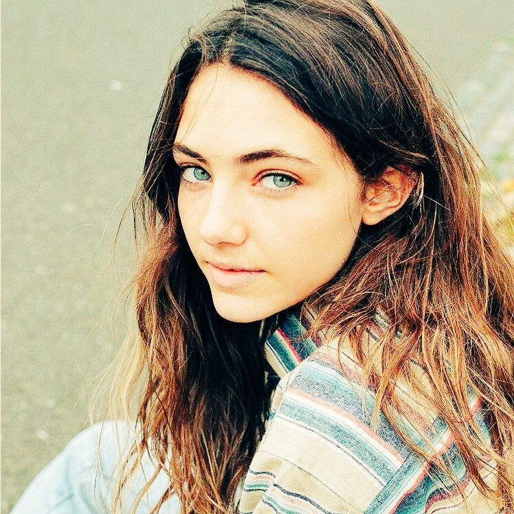 theirfaIIenstar's profile picture. ❝yeah maybe i'm still fucked up, but aren't we all, my love? darling, our scars make us who we are.❞ ————— middle black sister; OF @HogwartsPrep.