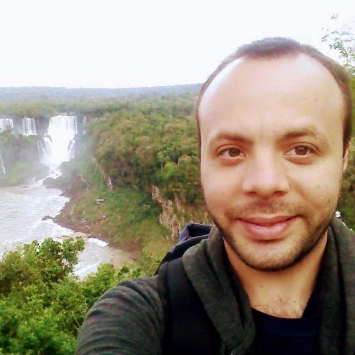 Pelado, melómano, gran jugador de truco y cantante de bañera.