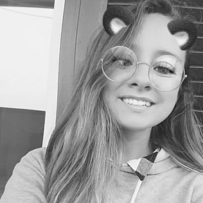 'Non ho mai smesso di combattere,
Come un fiore nel deserto solo e fragile,
E non è stato così facile,
Sono un superstite.'🌸