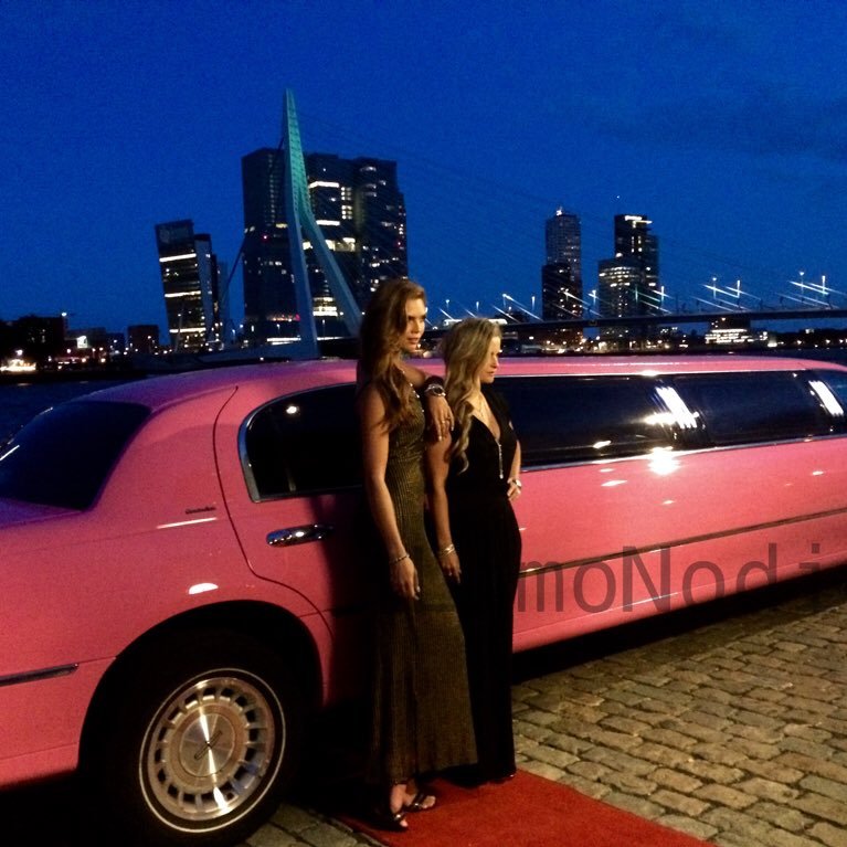 wij verhuren limo's limousines Hummer Lincoln Chrysler voor oa feesten bruiloften transfers concert gala kinderfeestjes.Wij hebben roze witte gouden en zwart