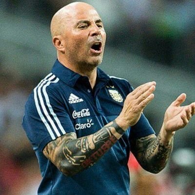 Cansado de que me confundan con el Indio Solari... ¡No escucho y sigo! 
DT de la seleccion Argentina.