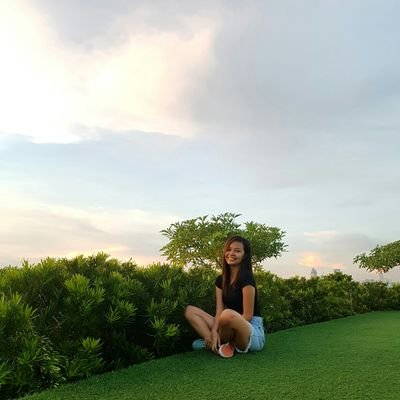 JeelynStephanie's profile picture. 'Be a river, not a reservoir.'
Trying to give life a pair of wings.