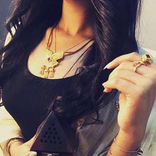 ‏‏زين عنق وسمح وجه وقابله والعيون نعاس مرخيها هدبها 💕✨''