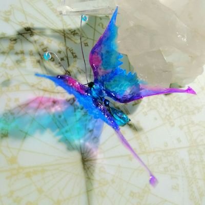 asteriasala's profile picture. 本と石と星と美しいものが好き。元菓子職人、現在販売職ですが趣味でレジンを使用した作品を作成しています。ゲームはやった事が無いです。某兵長のみ腐反応の昭和生まれです
💎幻想世界同盟一員