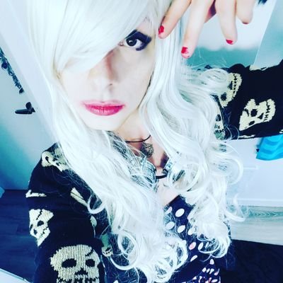 American Visual Kei Musician 🎶🎹🎸🎤 Youtuber 📷📹 Anime Lover 💻 Makeup Enthusiast 👗👜👠 Gamer🎮💾💽transgender female💙💜💝💜💙