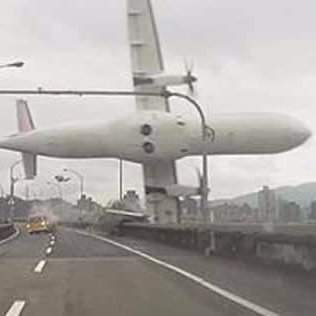 羽田空港、わずか年1.1万回(2.4%)増便の為に都心低空着陸進入するのはリスクが高すぎる。
大型機の急襲により、人心に不安感・圧迫感・嫌悪感を与え、氷塊落下・大気汚染、騒音などにより安全で平穏な生活が破壊される‼　　　　　　　　　　　
やってはならない政策

消費税 0% 現行憲法を尊重し、緊急事態条項を阻止