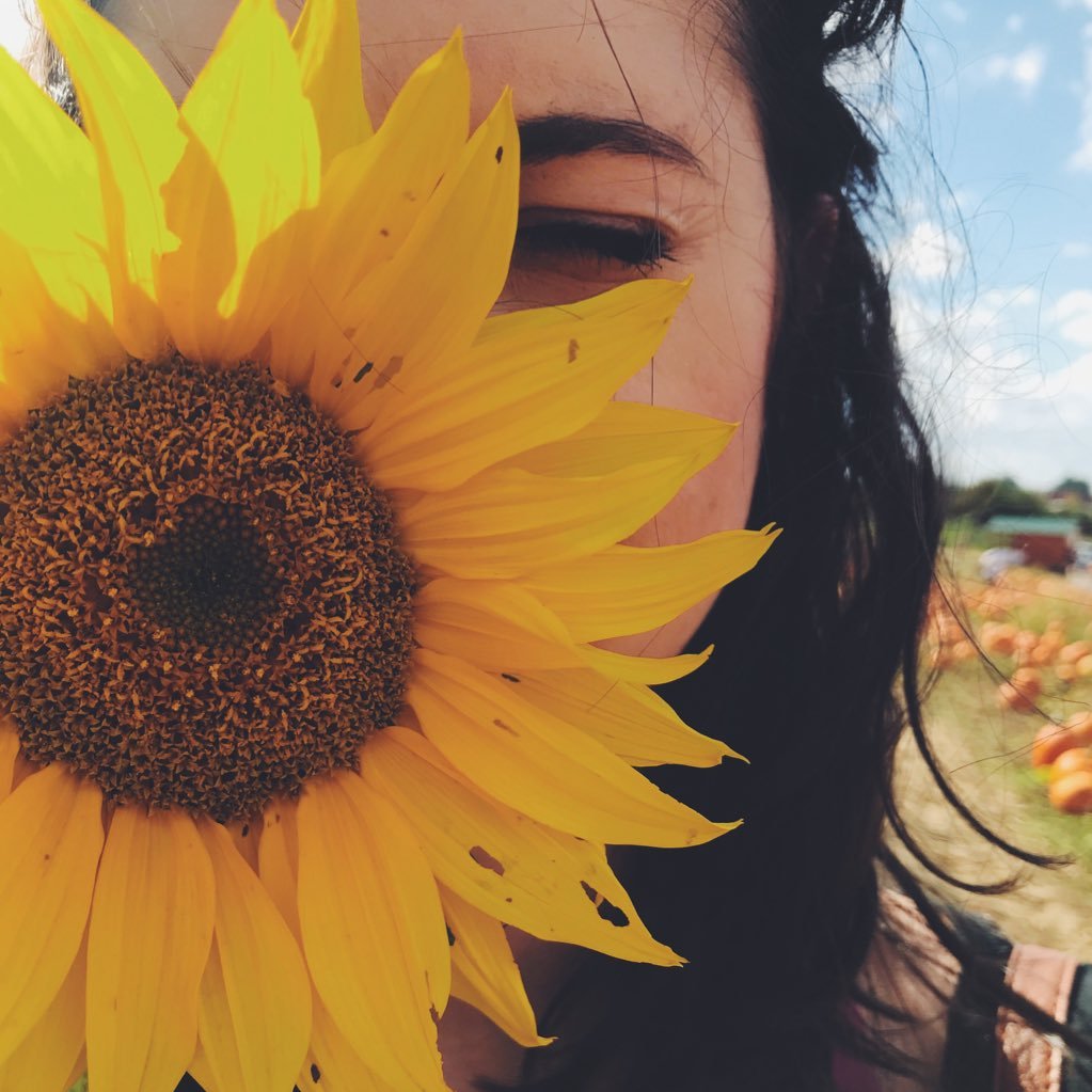 lahinny's profile picture. greeting card aficionado (she/her)