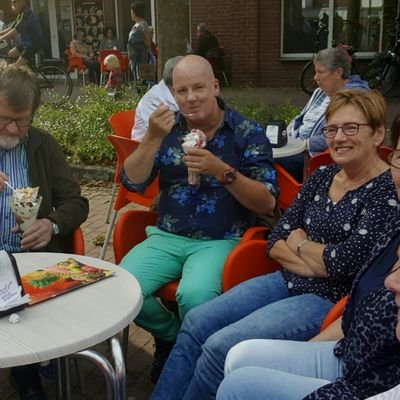 werkt als verzorgende IG , initiatiefnemer Mantelzorgboete Nee!, eerlijk, humoristisch, ABBA, BONEY M, film, muziek, politiek.
