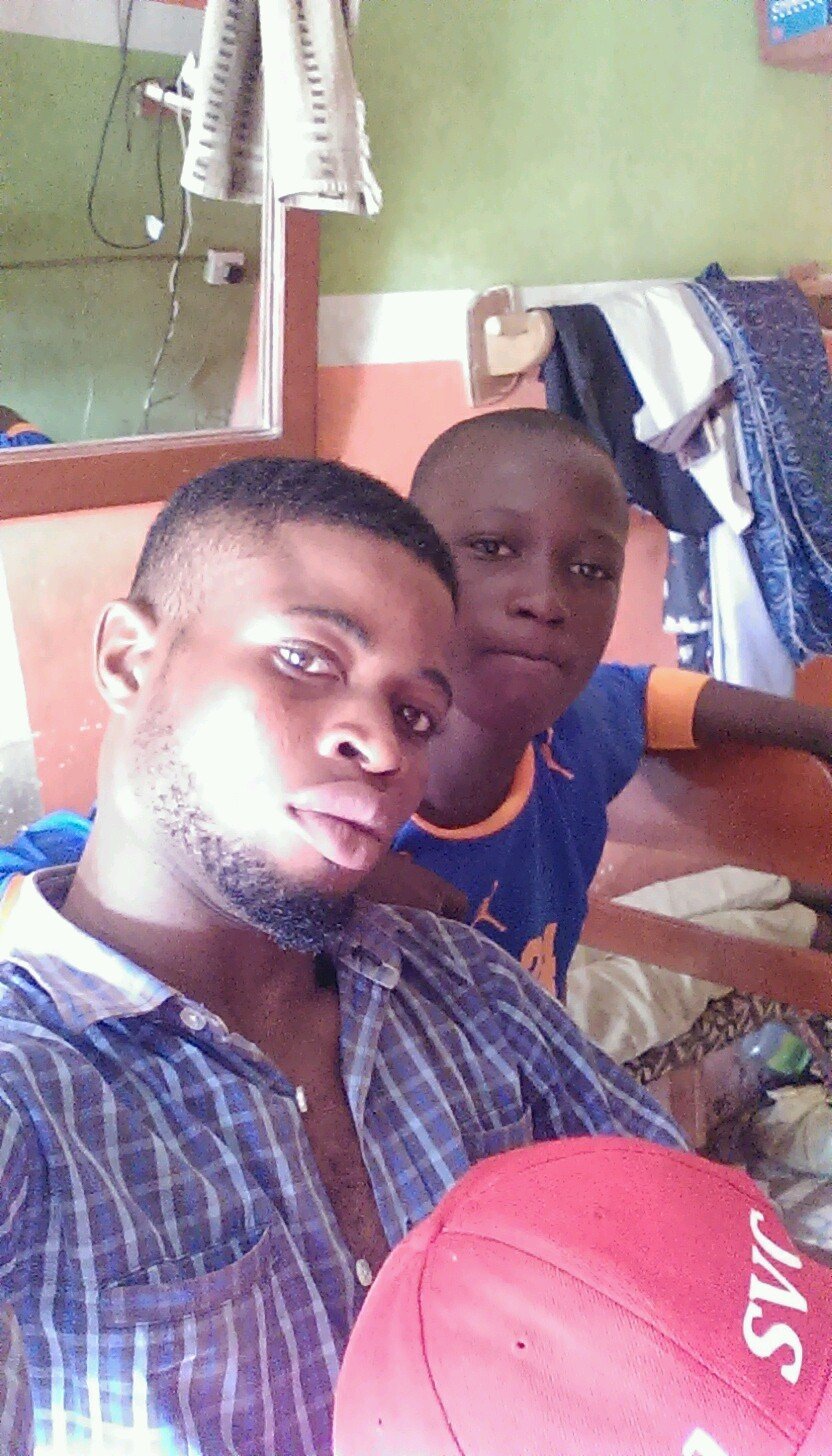 Am oluwafemi by name am indigi of odogbolu local government. Am a professional if barber.i like playing whit kid.nd like listen to music.