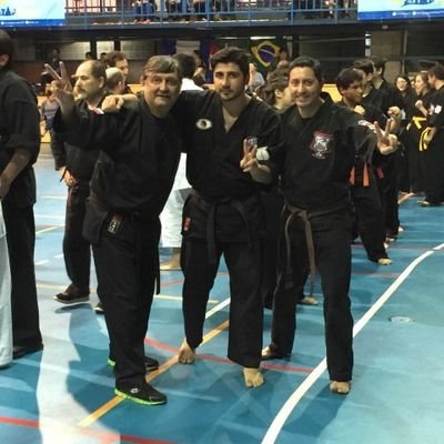 BrionesDeLaHoz's profile picture. Un poco creativo, Kenpoista, a veces pintor, otras de ingeniero, de negociante, de profesor, y gran parte de alumno.