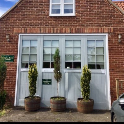 Once the fire station In the Yorkshire estate village of Sledmere this bright, spacious cottage conversion sleeps 6 with 3 bedrooms, 3 bathrooms and fab views