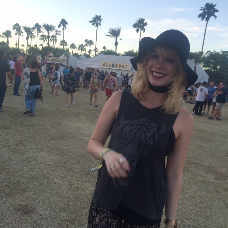 carlymetz's profile picture. People are always saying you should be yourself. Like yourself is this definite thing, like a toaster.