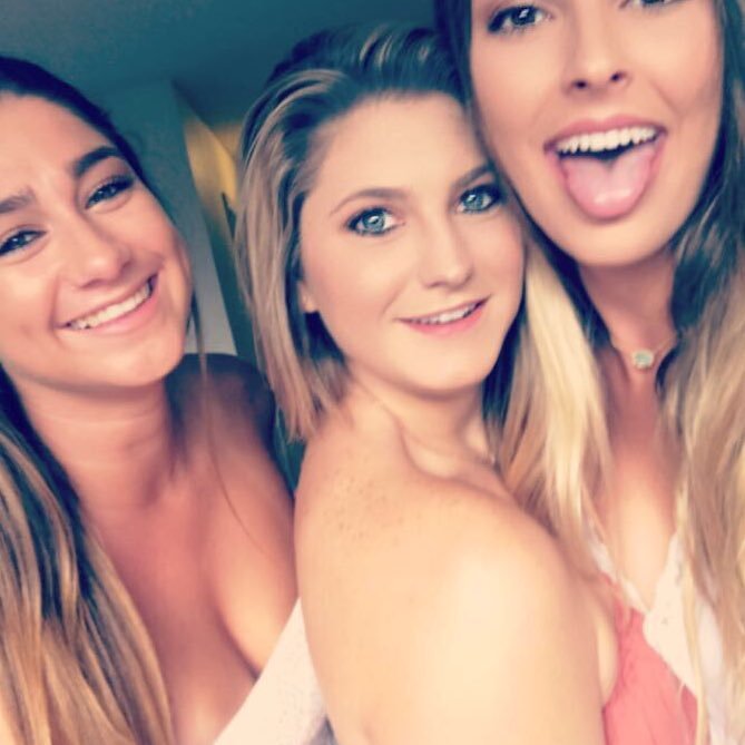 Melinakayyy's profile picture. 