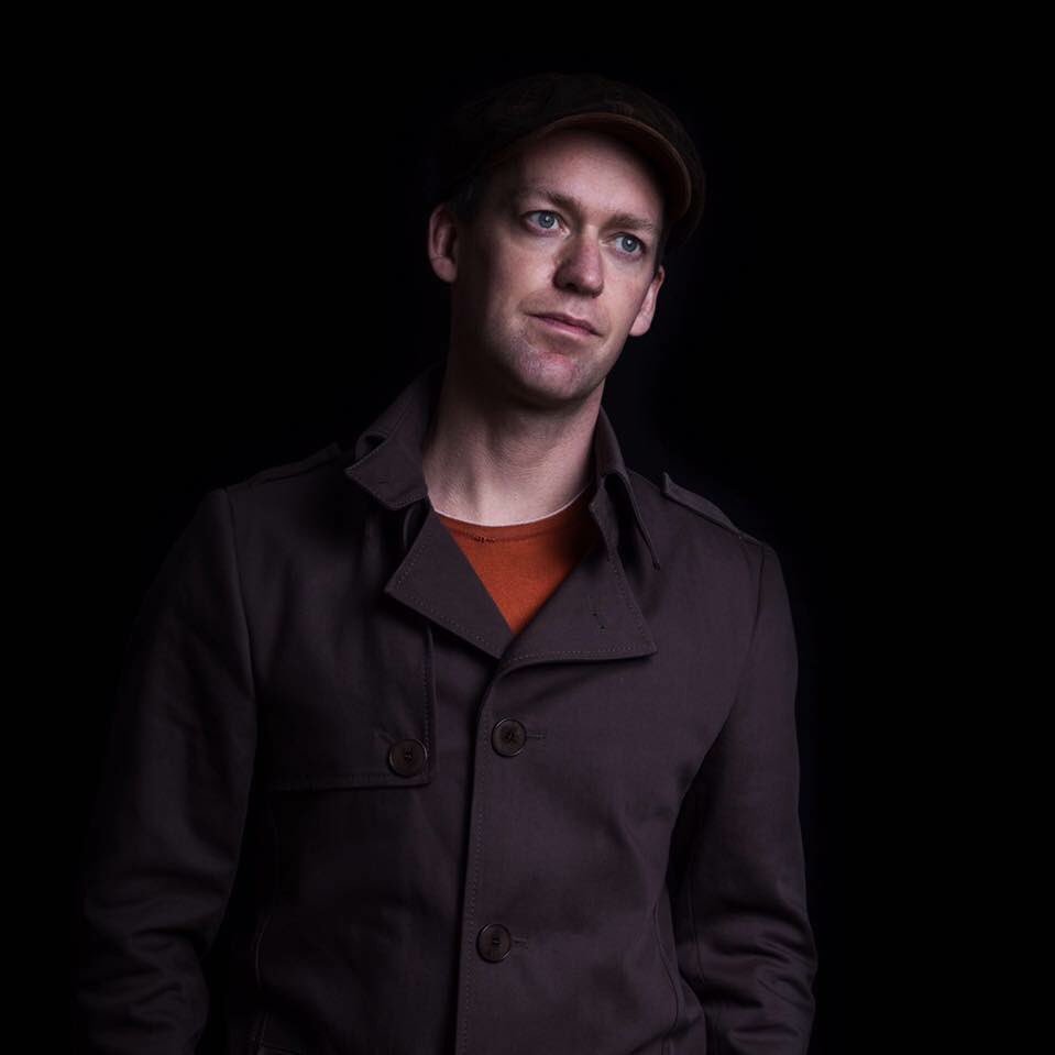 Uitvoerend gitarist en gitaardocent bij De Klankkast Maker en workshopgever bij GoodWoodWork Natuurlijke naam- en gedenkborden, workshops lepelsnijden en meer.