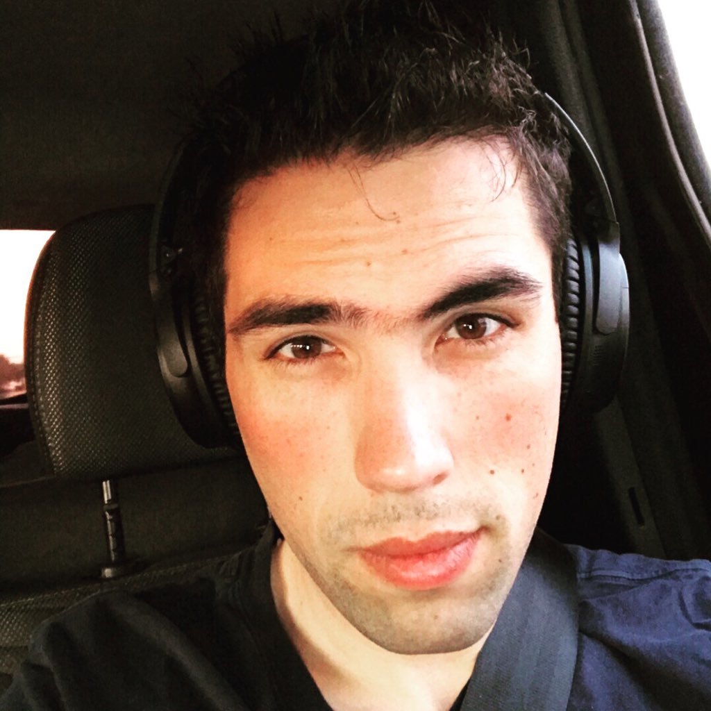 elinaresar11's profile picture. 