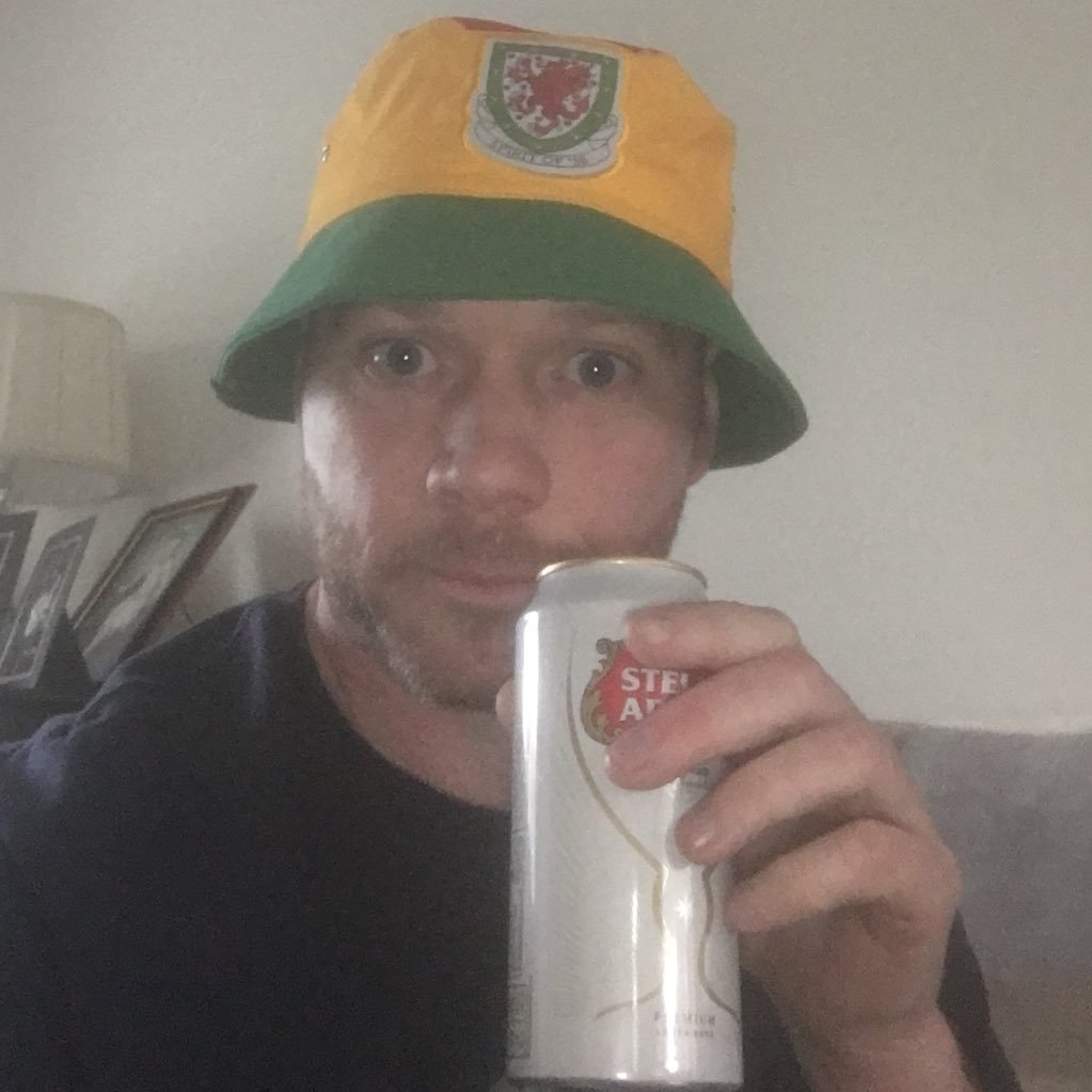 Part time husband to Lisa, proud father of two children . Hobbies Man Utd supporter , bowls , fishing . football ⚽️