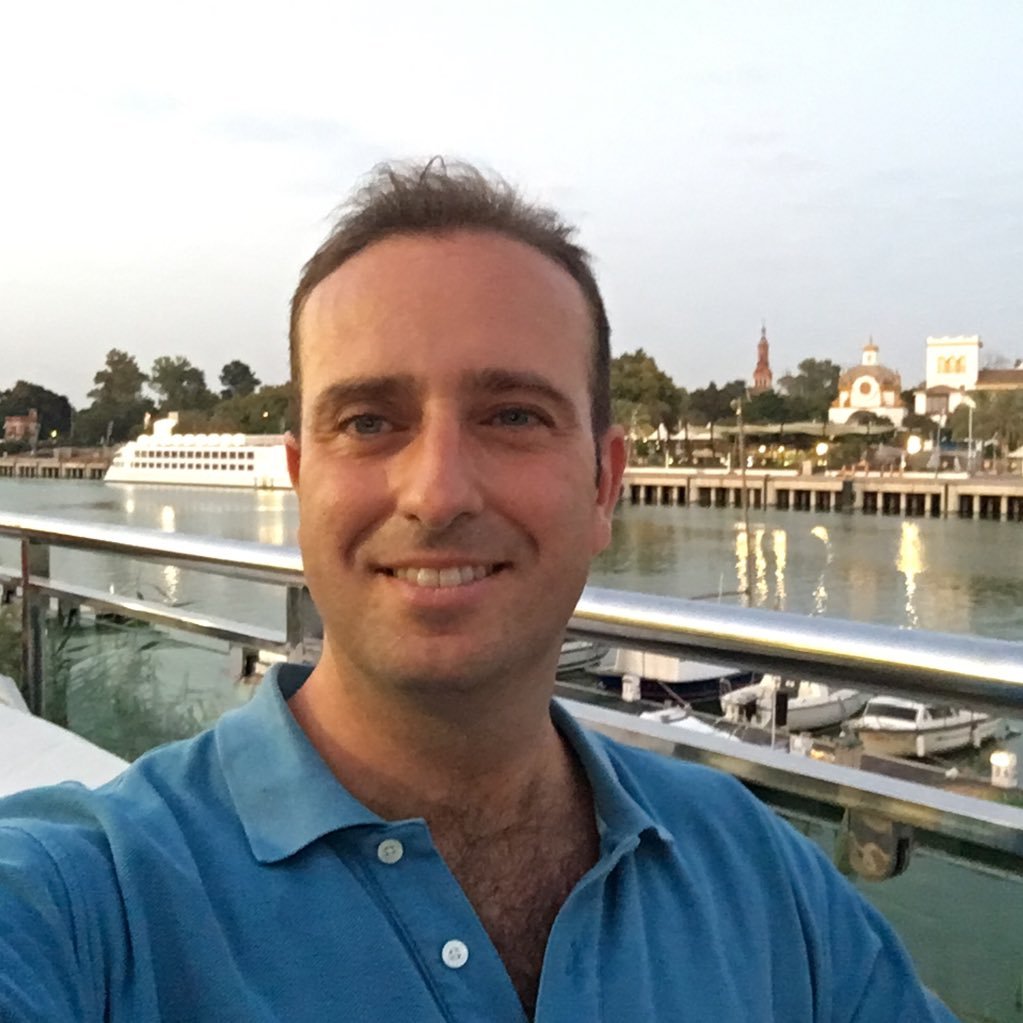 Naci a una edad muy temprana en la ciudad de Sevilla. Cine, lectura, deportes y tapitas por el centro resumen mis aficiones.