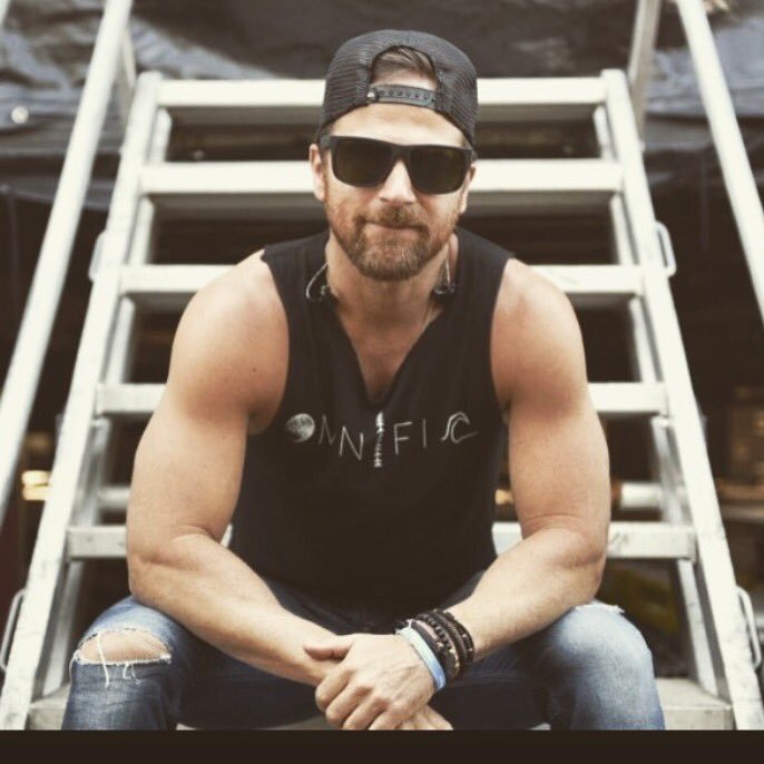 Full time owner of Last Chance bar. Part time moonshiner and jackass. Best bud, @MoonshineRoots. NSFW/OC/18+#Parody