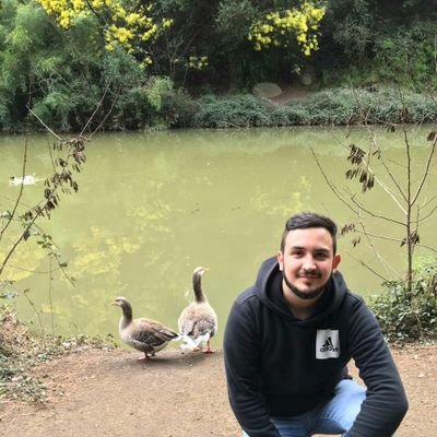 Egresado de Derecho, bebedor de cerveza, cinéfilo, melómano empedernido