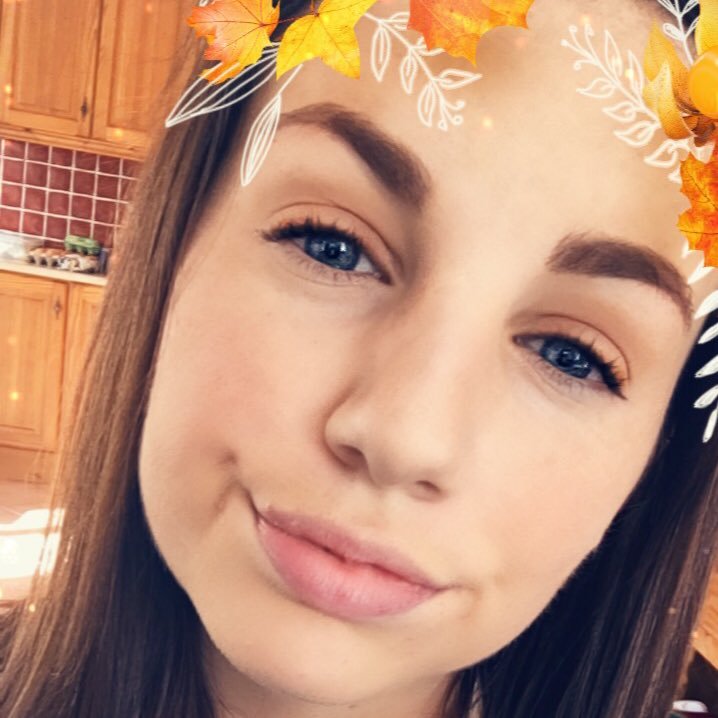 add me on snapchat chloesweeney15. Follow me on Instagram _chloesw