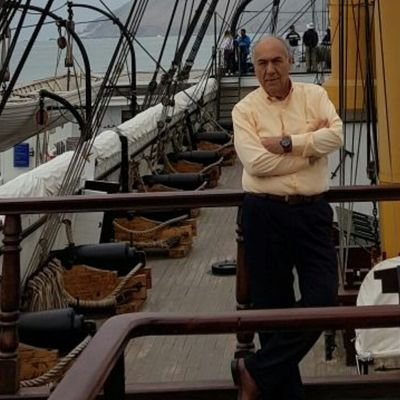 La libertad primero. Sociólogo, cruzado. Director FINDEL Ch. Viajero insistente. Escribidor repentino.Recolector terco. Cómplice de musas.