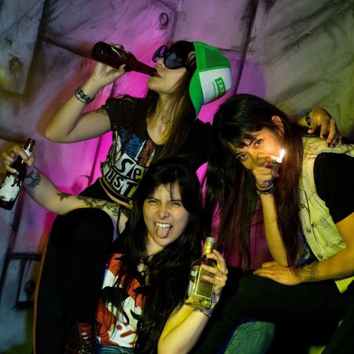 Poker quiere dejar en alto el nombre de la mujer en la música,haciendo de su trabajo un gran reflejo de libertad, compromiso,respeto y amor por el rock and roll