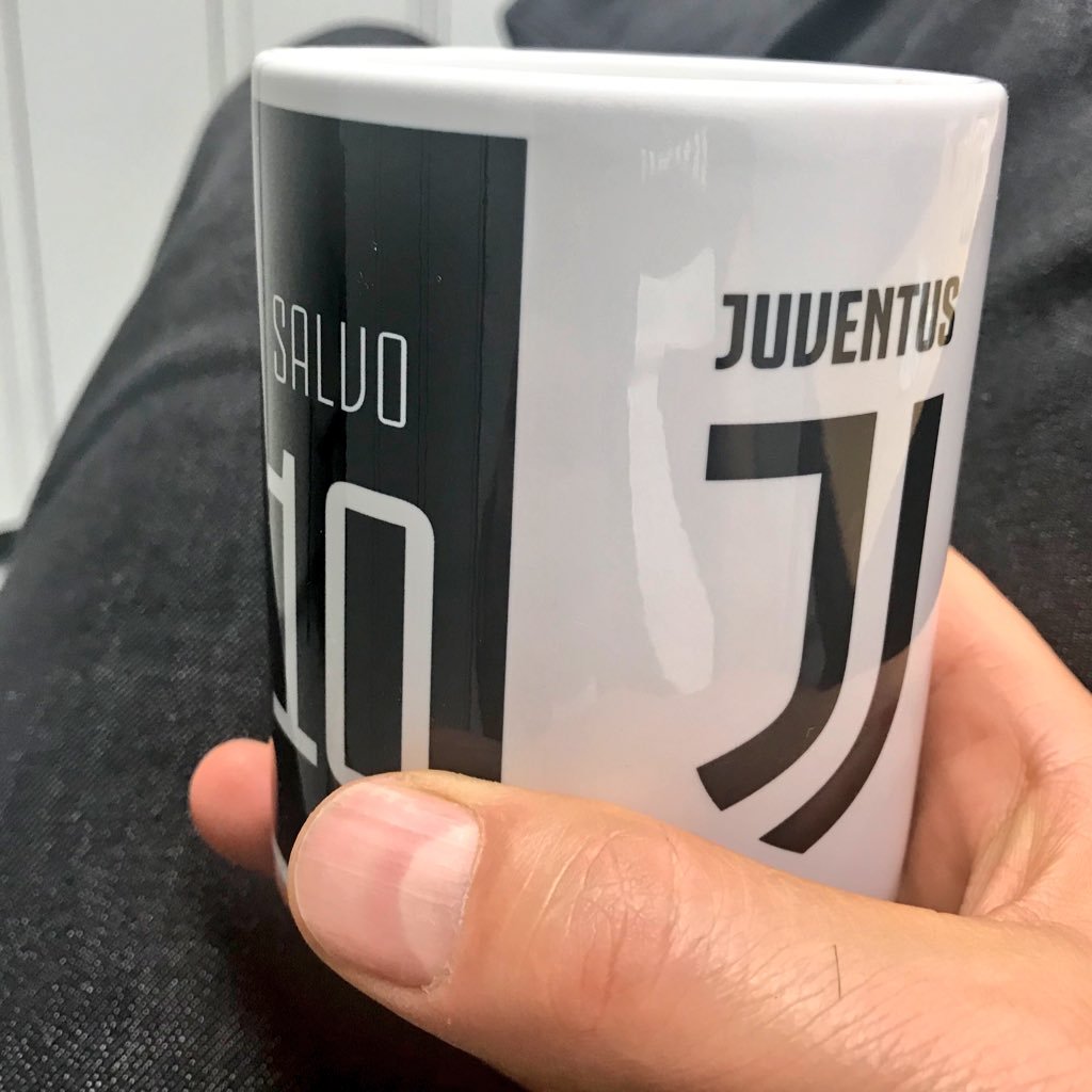 Per me contano poche cose nella vita, il rispetto per chi lo merita , la famiglia , la mia Juve e poi ho una passione per le moto .