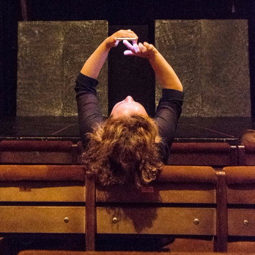 maria_nadar's profile picture. Pues todavía no tengo muy claro si la vida es una tómbola, un tiovivo, o puro teatro...