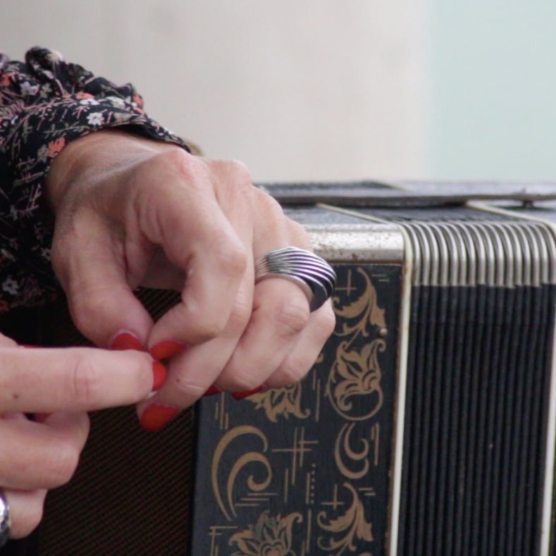 maixalizarribar's profile picture. Soinu txiki ta pandero eskutan dabiltzkigunak... Gu gera tristura danak uxatu nahi ditugunak.