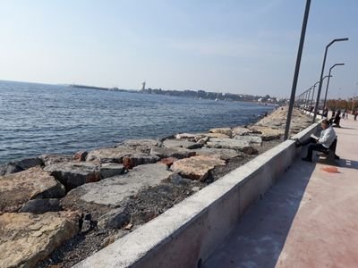 Uzun zamandır evde.. Potansiyelinin farkında ama hevessiz.. Biri otizmli 2 çocuk annesi.Yazmayı çizmeyi sever isterse diker de..