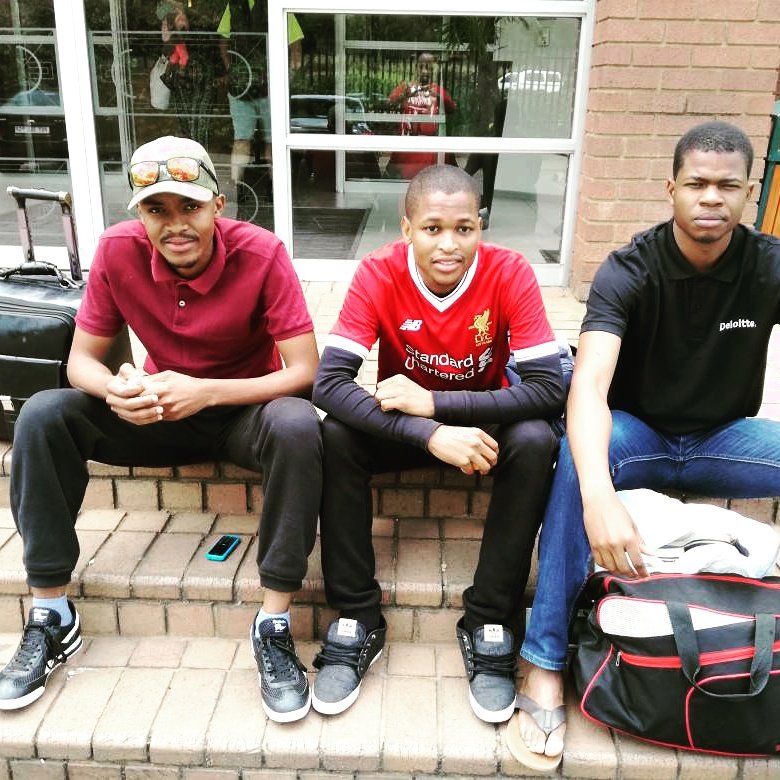 therealmotsomi's profile picture. Pay attention to my tweets and comprehend my signal of distress