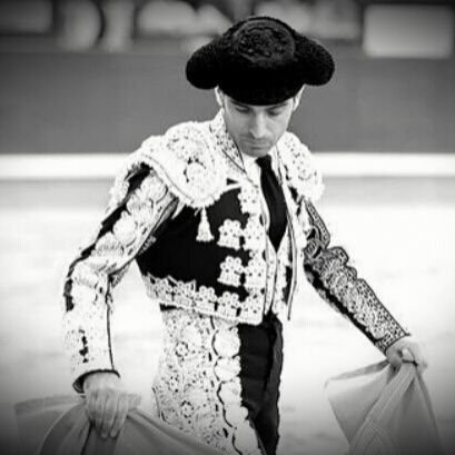 Banderillero de toros. UNPBE. El torero ha de serlo dos horas en la plaza y veintidós en la calle.