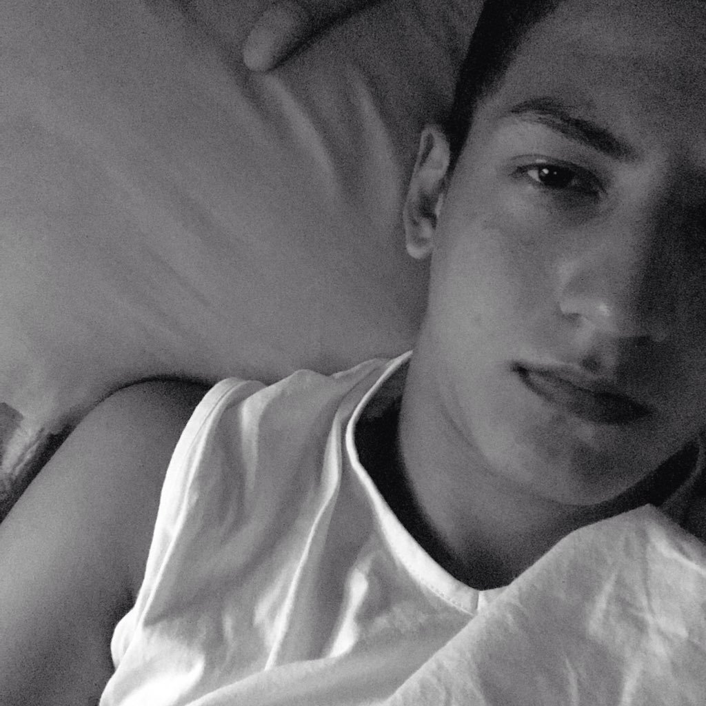 lopheie's profile picture. 17. not a funny boy, just a sad one. 🕷 | The 1975 | Muth ✊🏻