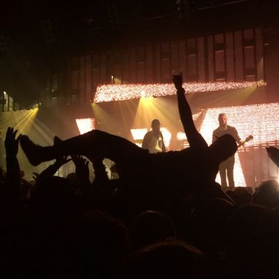 Handlar för andras pengar på arbetstid, intresserar mig för hockey och musik på fritid.