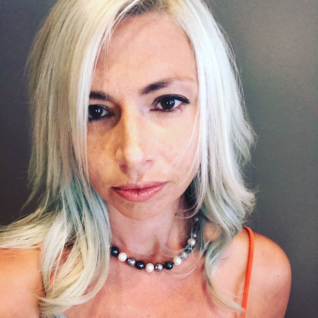 I run a personal branding agency and online coaching business for entrepreneurs. Coaching, strategy and personal branding for leaders and entrepreneurs.