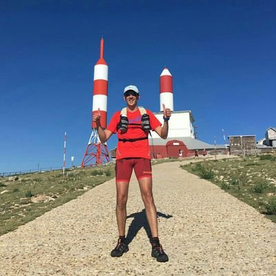 Amante del deporte, en especial, del fútbol y del running.