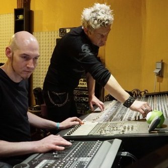 AmpaxOfficial's profile picture. Electro Crossover Projekt.
Rock-Pop-Industrial-Metal – man darf mit allem rechnen.
Die zweite E.P. “Wie fühlt sich Liebe” ist seit dem 02.09.2017 erhältlich.