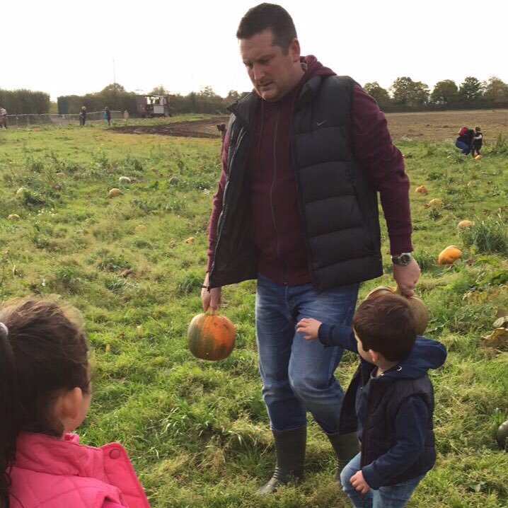 Hard working dad to wife Amy and a beautiful daughter Dorothy & son Frank, mad on golf and squash @burntwoodsquash #Desperados #WBA
