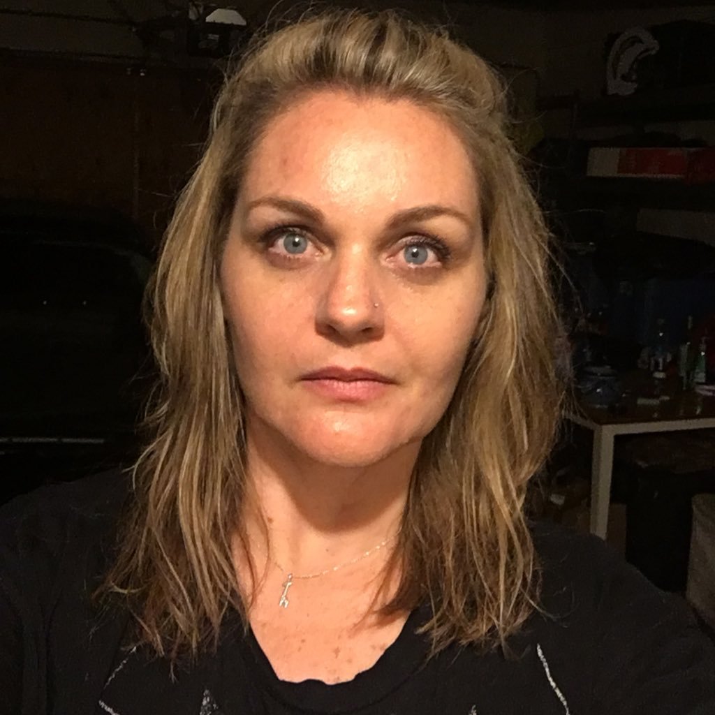 Fawnie's profile picture. movies 🎥 music 📻 random stuff *i tweet what I like*