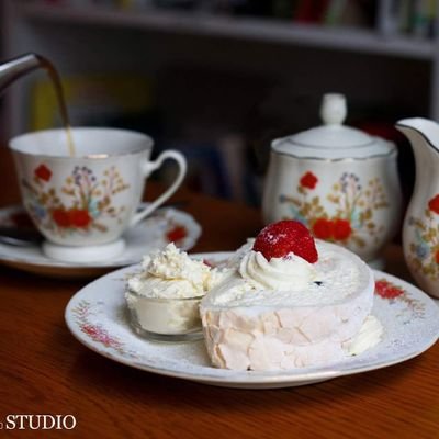 A friendly, relaxed 2nd-hand bookshop and café serving great coffee, the best of local cakes, appetising soup, sandwiches and lunches.
Books & coffee = heaven!