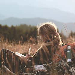 gourmandée de ma propention à collectionner les excentriques aberrants, agitée hors des sentiers battus, toujours sur fond d'humeurs et d'amour #écrire #content