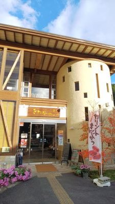 いつもご利用頂きありがとうございます。1913年(大正2年)創業の老舗菓子店「お菓子のさかい」石川本店です🙌パン工房で焼きたてのパンをご提供中❣️新商品やオススメのパン等を紹介していきます!【営業時間 8:30~18:00】