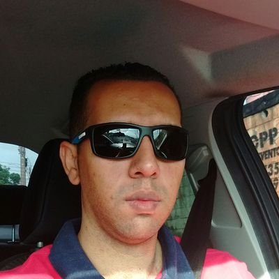 Uma pessoa alegre fiel e leal que ama que faz.
