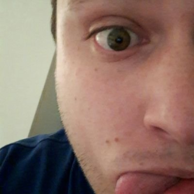 Fast Dreissiger mit zwei Kindern, einer Frau, vielen Freunden, zu viel Arbeit, zu wenig Schlaf, gerne auch mal Filmen und Serien.
