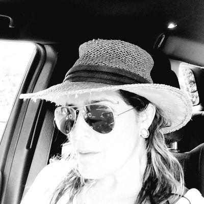 corinahe's profile picture. From Venezuela | love travel, music & art. Currently in Florida |It's a mix-English/Spanish| Instagram corinaheu