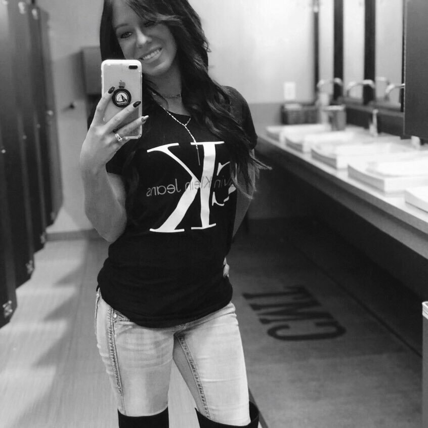 britHUGGYmiller's profile picture. kid mom, dog mom. workin' at CMT all day everyday.