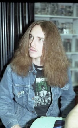 i post any picture related to our legendary bassist, cliff burton 💖💖💖